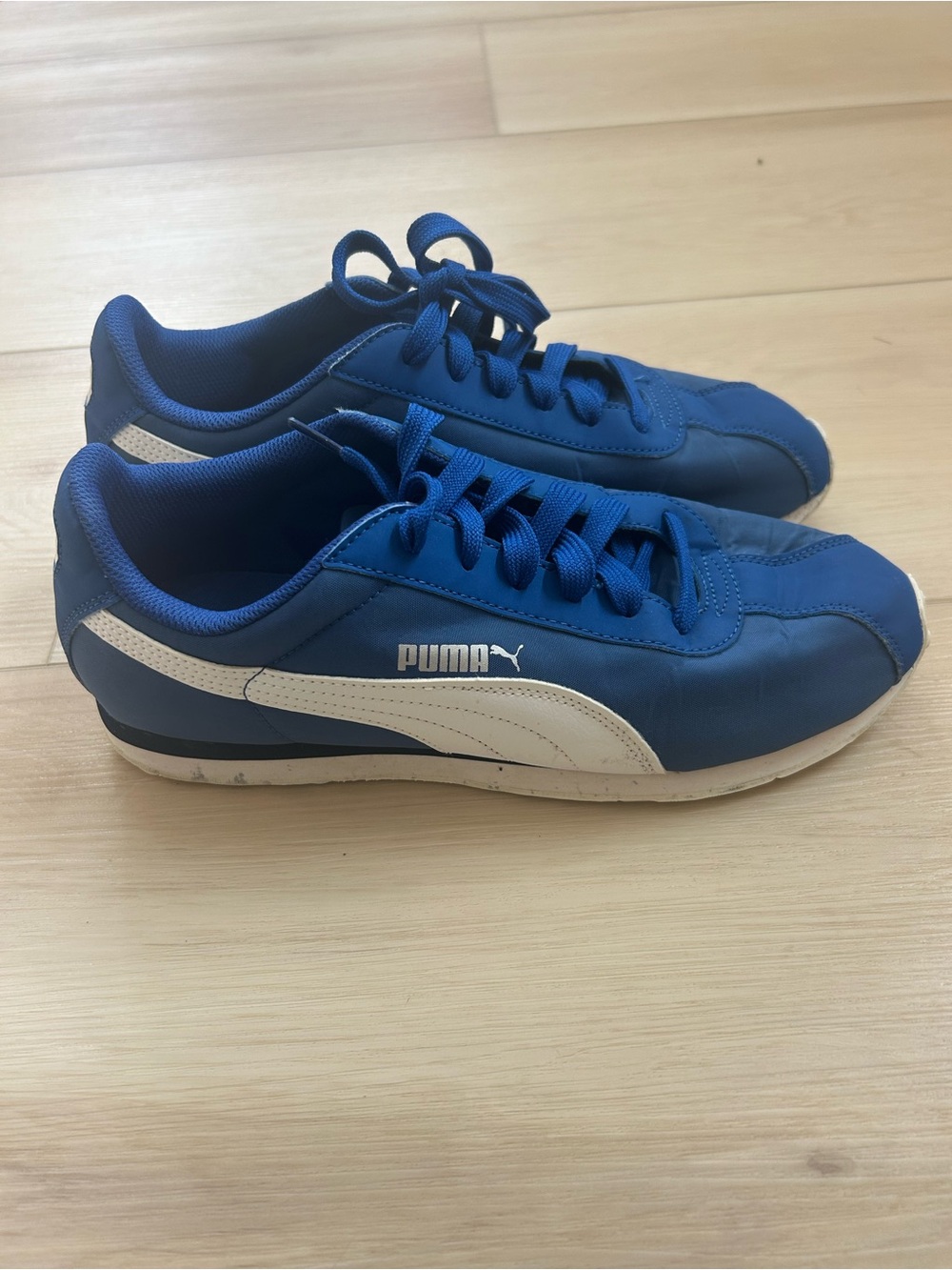 Mens Blue Pumas - size 9.5